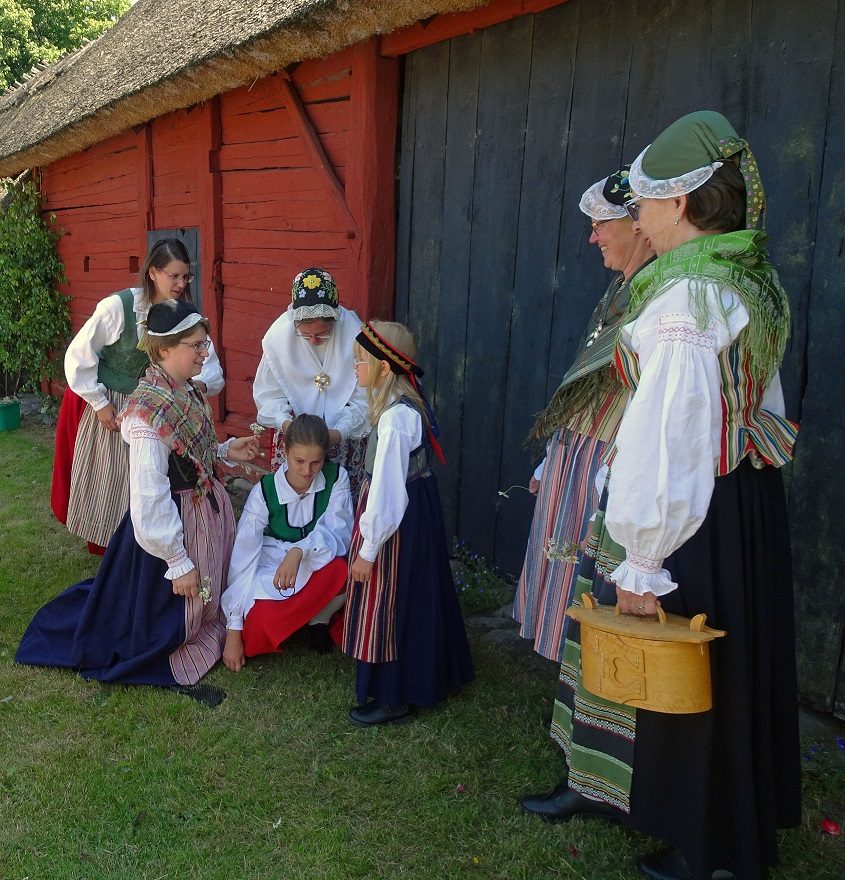 Falkringen dansar folkdans vid midsommarfirandet på Larsagården i Vessigebro